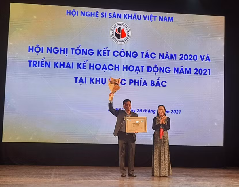 NSND Trịnh Thúy Mùi trao giải Vở diễn xuất sắc cho đại diện Nhà hát Kịch Việt Nam
