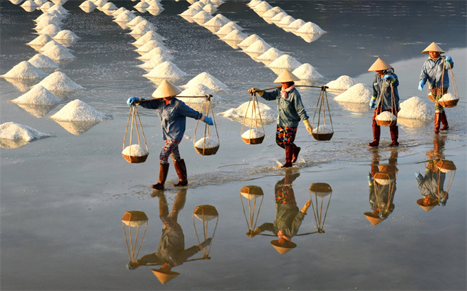 Tác phẩm "Mùa muối' của nhà nhiếp ảnh Trần Phong Tác phẩm "Mùa muối' của nhà nhiếp ảnh Trần Phong