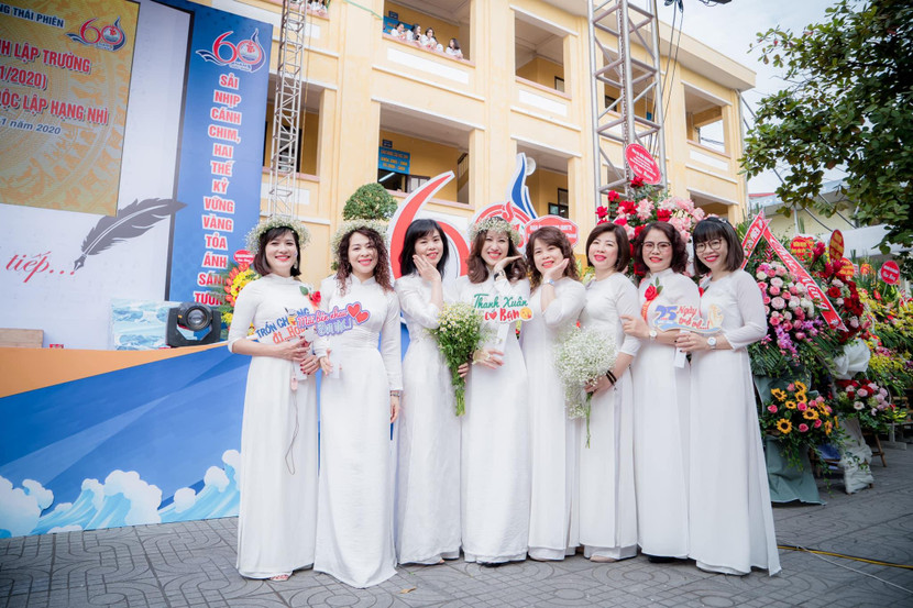 Các cô giáo Trường THPT Thái Phiên Hải Phòng thướt tha trong tà áo dài Các cô giáo Trường THPT Thái Phiên Hải Phòng thướt tha trong tà áo dài