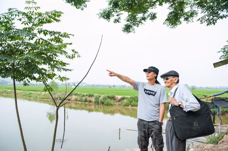 Chu Mạnh Chấn và con trai-nghệ sĩ múa rối Chu Lượng Chu Mạnh Chấn và con trai-nghệ sĩ múa rối Chu Lượng
