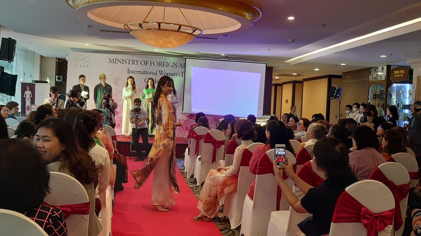Màn trình diễn các sản phẩm lụa thời trang của công ty DeSilk