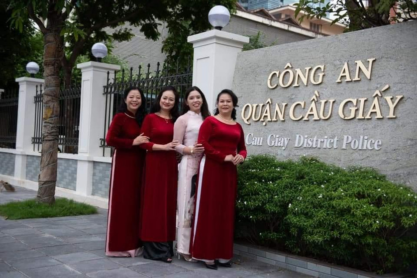 Các chiến sĩ Công an quận Cầu Giấy trong trang phục áo dài