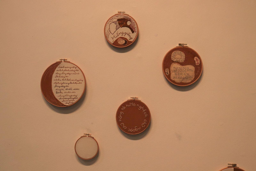 Các chữ viết được thể hiện trên khung thêu