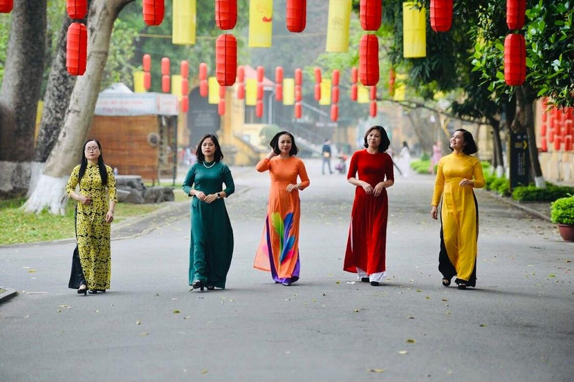 Cán bộ phòng PXO3 chụp ảnh tại Hoàng thành Thăng Long