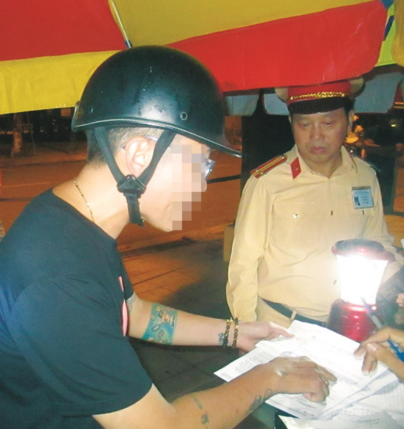 Uống rượu say, đối tượng xin bỏ qua nhưng không được nên quay ra tranh cãi từng chữ trên biên bản, dù tất cả đều rõ ràng và đúng luật