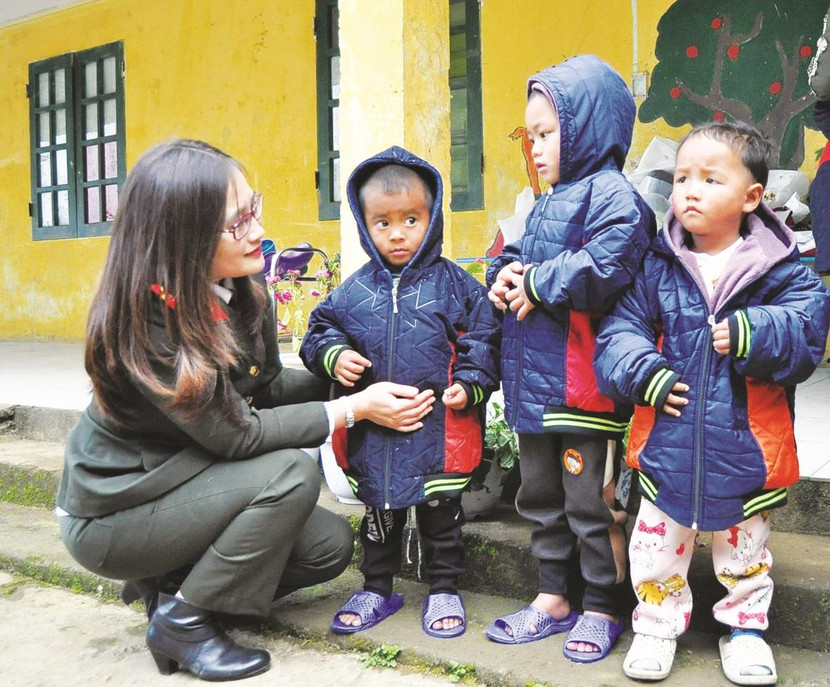 Tác giả bài báo trong chuyến công tác trao tặng áo ấm cho các em nhỏ vùng cao