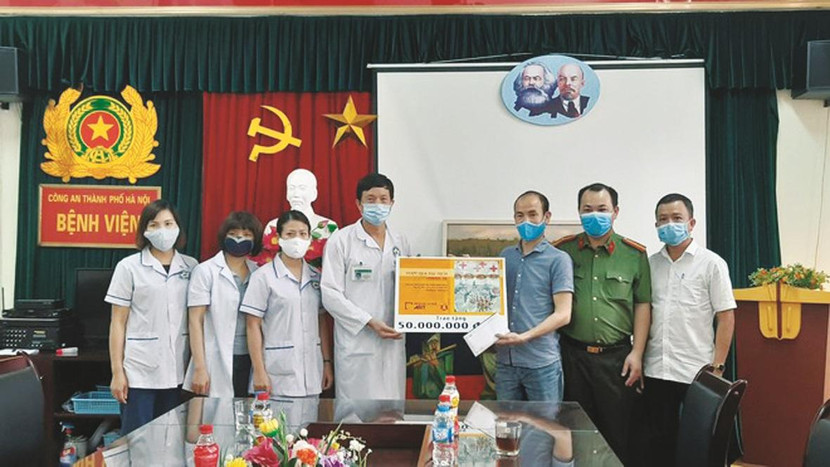 Báo An ninh Thủ đô và Công ty Indochine Art đã trao tận tay các bác sĩ Bệnh viện Công an thành phố Hà Nội số tiền thu về từ các phiên đấu giá tác phẩm nghệ thuật