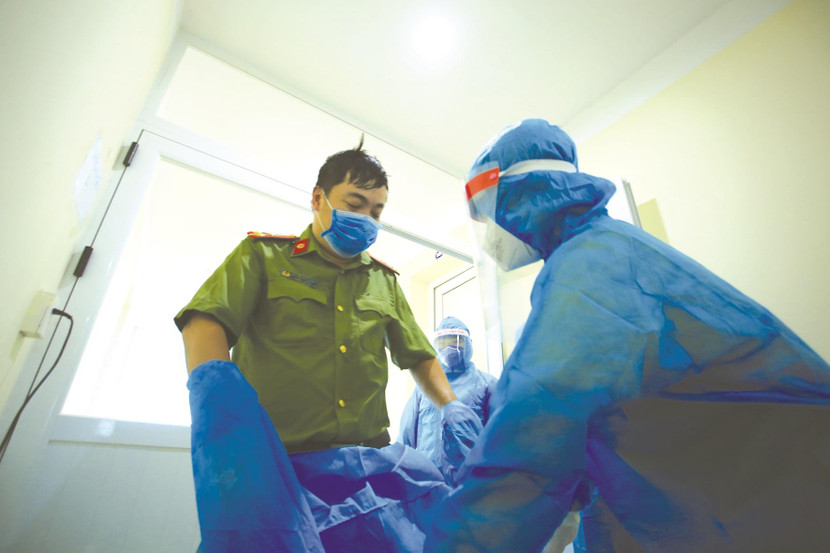 Phóng viên Báo An ninh Thủ đô mặc trang phục bảo hộ phòng chống dịch Covid-19 vào tác nghiệp tại Bệnh viện Công an TP Hà Nội