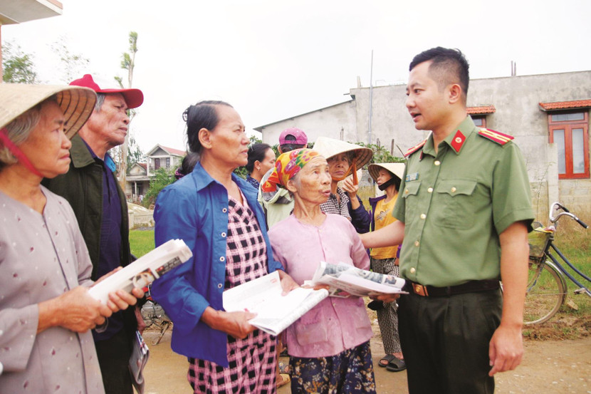 Thiếu tá Chu Quốc Dũng, Phó Tổng Biên tập Báo An ninh Thủ đô tặng quà bà con bị ngập lụt ở thôn Bắc Cổ Hiền, xã Hiền Ninh, huyện Quảng Ninh, tỉnh Quảng Bình
