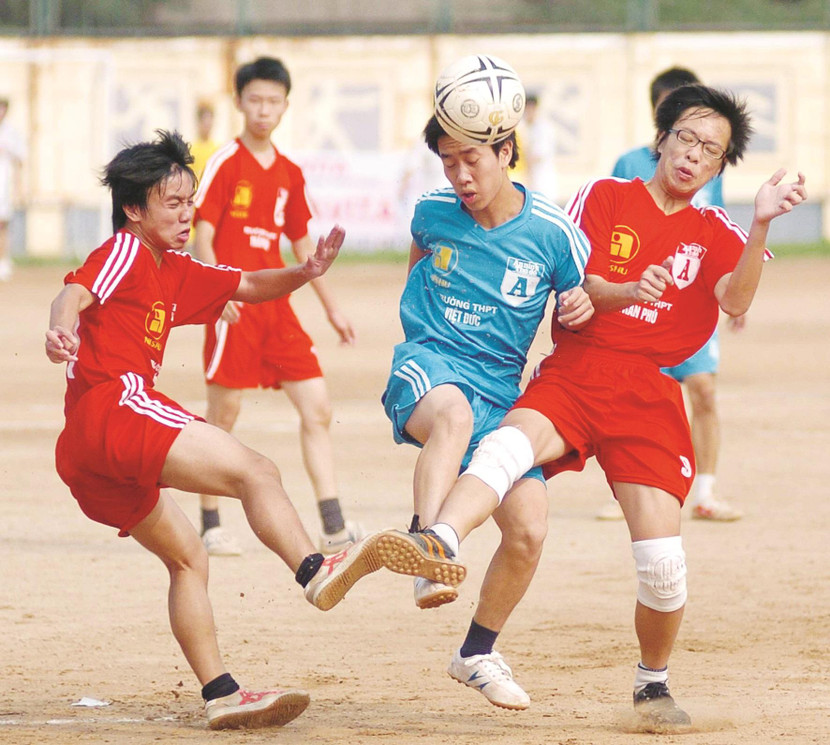 Một trong những trận đấu đáng nhớ trên mặt sân đất ở sân vận động Long Biên Một trong những trận đấu đáng nhớ trên mặt sân đất ở sân vận động Long Biên