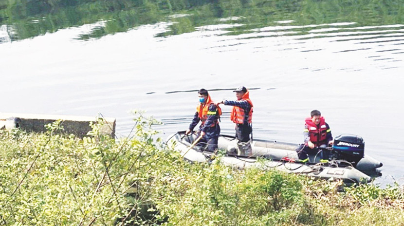 Đại tá Nguyễn Tiến Tần, Trưởng CAH Thường Tín, Hà Nội (giữa) trực tiếp tham gia tìm kiếm thi thể nữ sinh H. trên sông Nhuệ