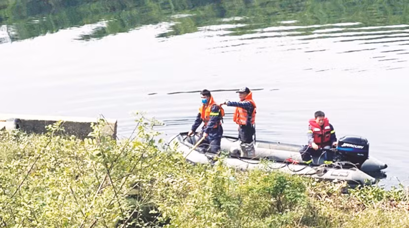 Đại tá Nguyễn Tiến Tần, Trưởng CAH Thường Tín, Hà Nội (giữa) trực tiếp tham gia tìm kiếm thi thể nữ sinh H. trên sông Nhuệ Đại tá Nguyễn Tiến Tần, Trưởng CAH Thường Tín, Hà Nội (giữa) trực tiếp tham gia tìm kiếm thi thể nữ sinh H. trên sông Nhuệ