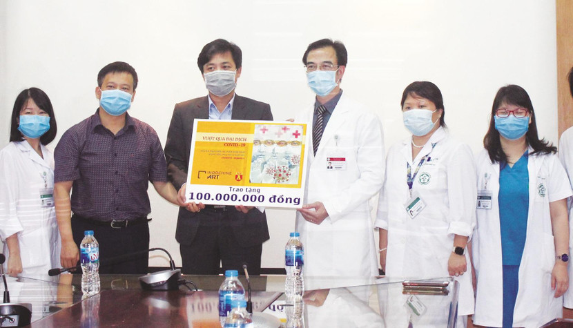 Thượng tá Nguyễn Thanh Bình, Tổng Biên tập Báo An ninh Thủ đô cùng Chủ tịch Indochine Art trao tặng món quà tiếp sức các y bác sĩ Bệnh viện Bạch Mai, Hà Nội
