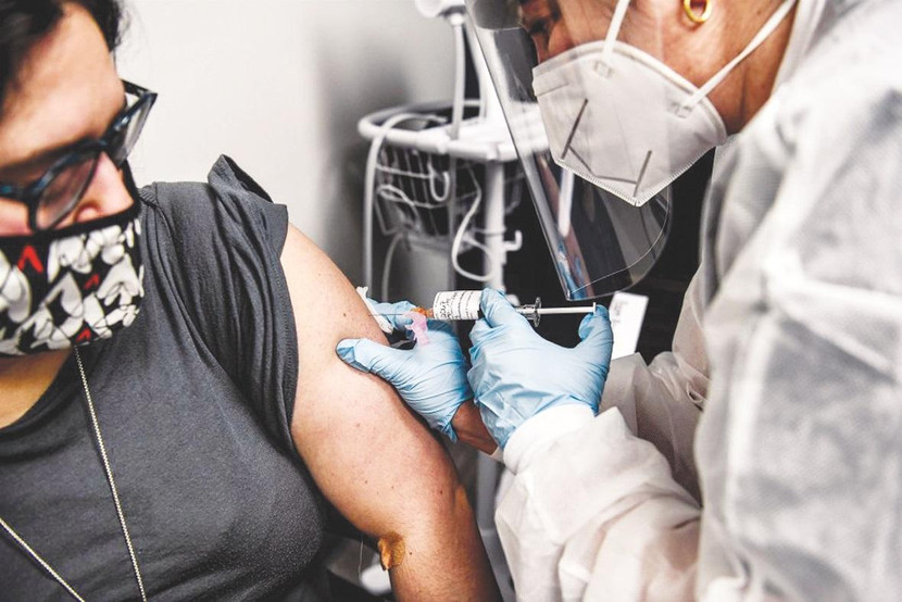 Một người dân Mỹ tại bang Florida được tiêm vaccine ngừa Covid-19