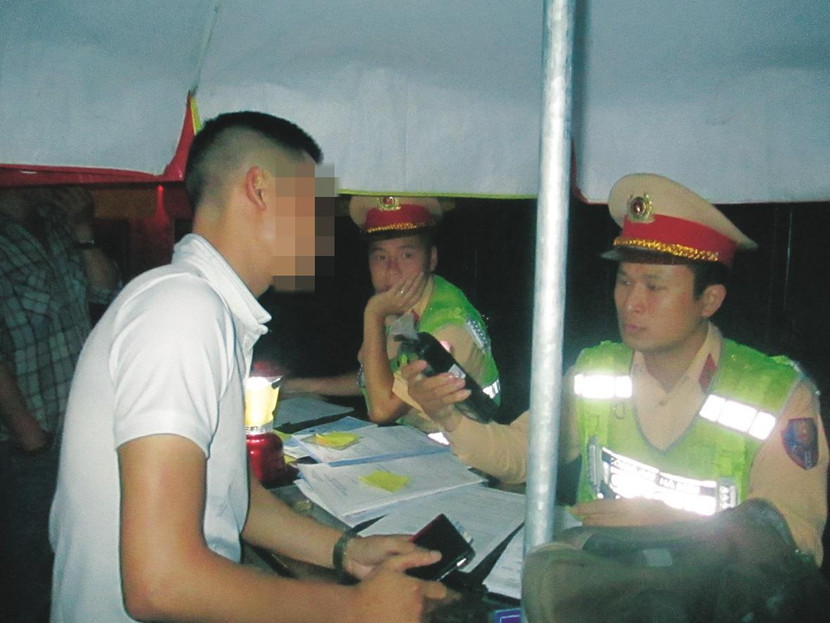 Không ít lái xe tìm cách “né” thổi nồng độ cồn, với suy nghĩ rằng "làm như vậy công an không có cơ sở xử phạt"