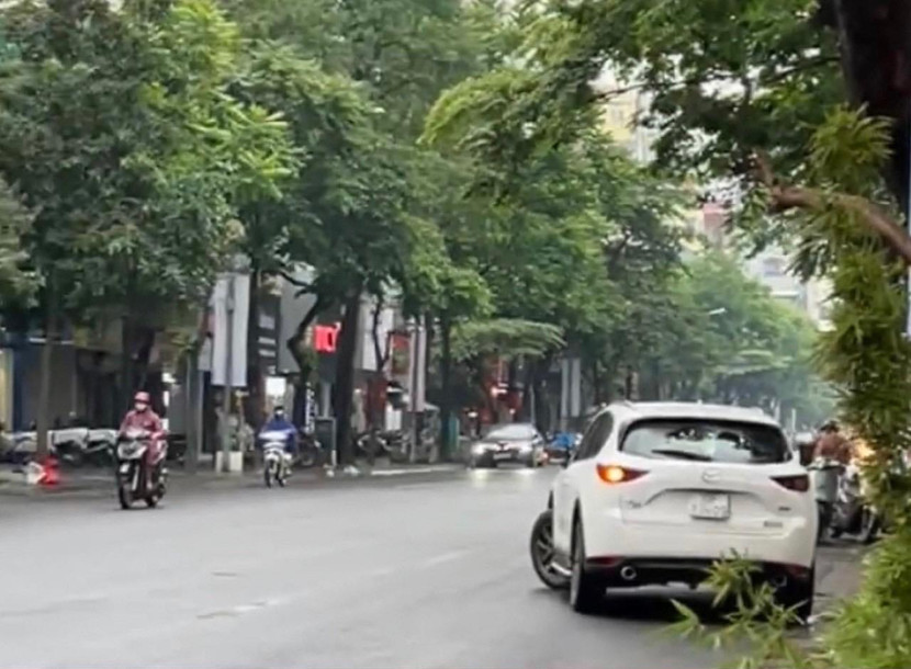 Hình ảnh xe ô tô vi phạm đi ngược chiều đường Phố Huế bị camera của người dân ghi lại, phản ánh trên FanPage của Công an thành phố Hà Nội Hình ảnh xe ô tô vi phạm đi ngược chiều đường Phố Huế bị camera của người dân ghi lại, phản ánh trên FanPage của Công an thành phố Hà Nội