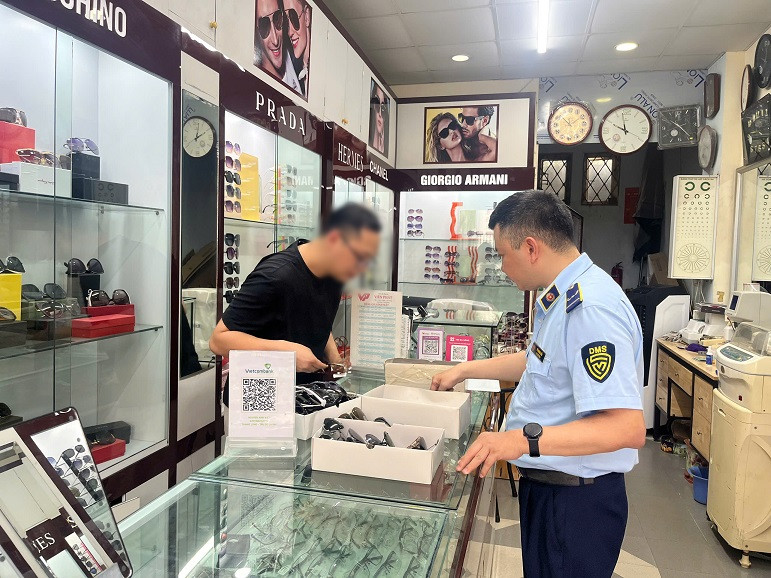 Lực lượng QLTT kiểm tra cửa hàng kính có dấu hiệu vi phạm tại chợ Nhà Xanh