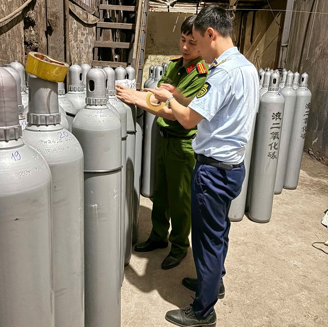 Lực lượng chức năng khám cơ sở kinh doanh "khí cười" Lực lượng chức năng khám cơ sở kinh doanh "khí cười"