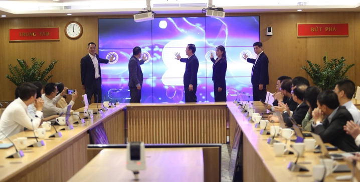 Các đại biểu thực hiện nghi thức khai trương Cổng thông tin điện tử sản phẩm, giải pháp khoa học, công nghệ, đổi mới sáng tạo và chuyển đổi số Các đại biểu thực hiện nghi thức khai trương Cổng thông tin điện tử sản phẩm, giải pháp khoa học, công nghệ, đổi mới sáng tạo và chuyển đổi số