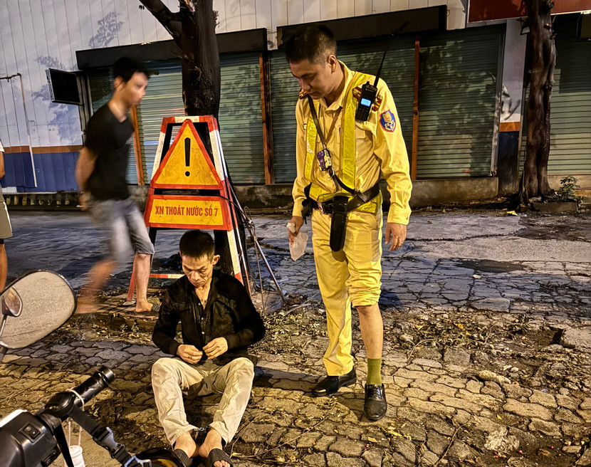 Trung tá Trần Văn Công bị thương nhẹ trong quá trình quật ngã tên trộm