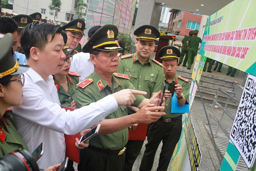 Thiếu tướng Đào Thanh Hải - Phó Giám đốc CATP đánh giá cao Công trình thanh niên “Dùng mã QR để truy cập nhanh các thông tin tuyên truyền bầu cử”