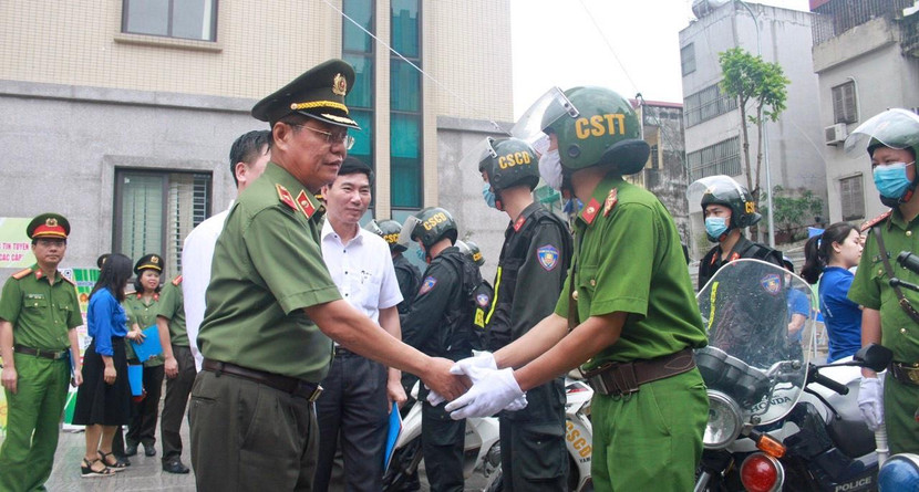 Thiếu tướng Đào Thanh Hải, Phó Giám đốc CATP giao nhiệm vụ cho các đơn vị tại lễ ra quân