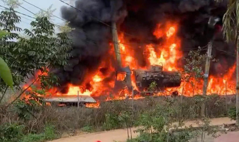 Chiếc xe sau tai nạn bốc cháy dữ dội Chiếc xe sau tai nạn bốc cháy dữ dội