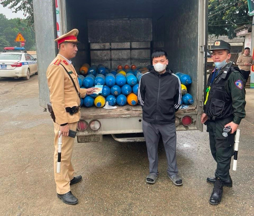 Tổ liên quân đặc biệt phát hiện xe tải chở 155 bình &quot;khí cười&quot;