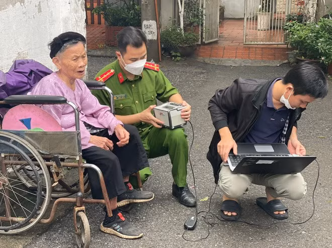 Đại úy Đào Văn Khánh phục vụ người cao tuổi làm căn cước công dân