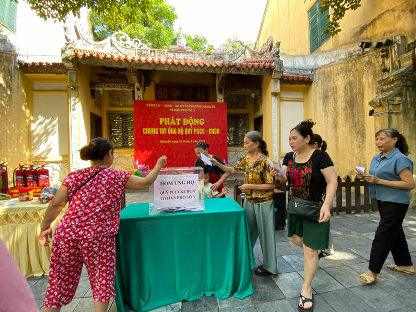 Người dân nhiệt tình ủng hộ gây quỹ PCCC