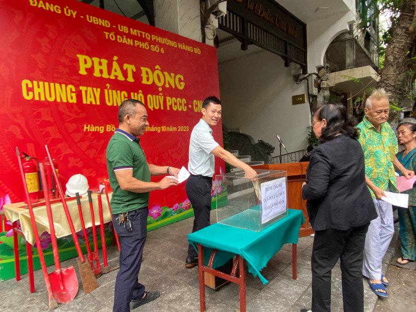 Lãnh đạo UBND phường đi đầu ủng hộ gây quỹ PCCC