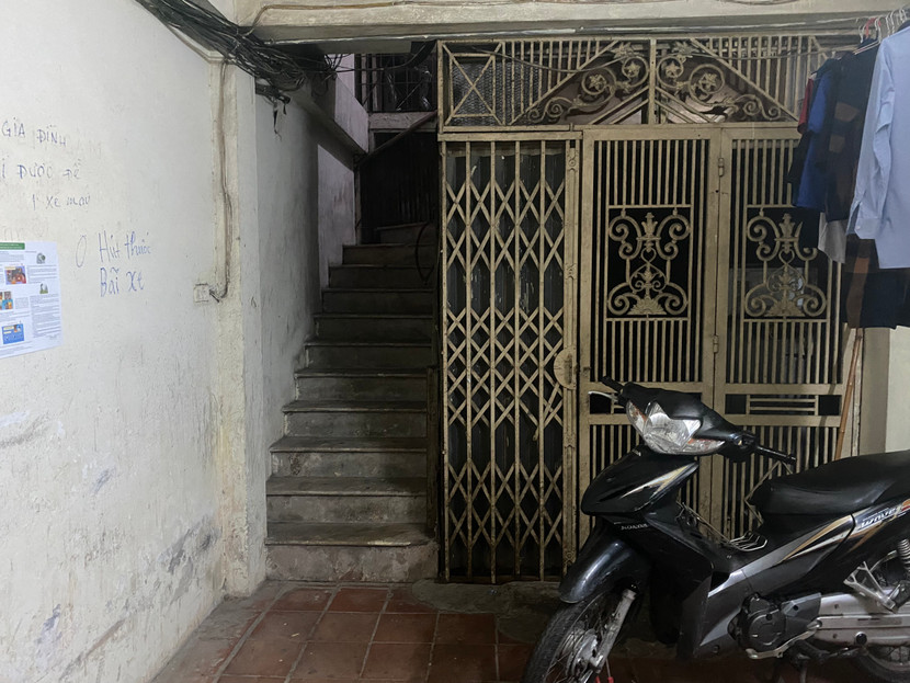 Lối vào của chung cư mini số 100 Nguyễn Tư Giản phường Phúc Tân luôn tối tăm