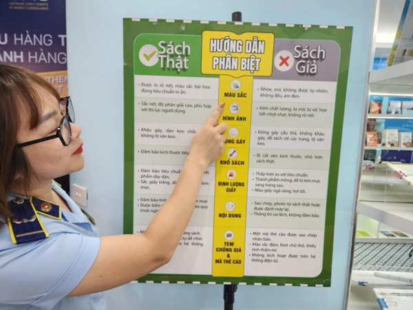 Cán bộ QLTT thông tin về các dấu hiệu nhận biết sách giả- sách thật Cán bộ QLTT thông tin về các dấu hiệu nhận biết sách giả- sách thật