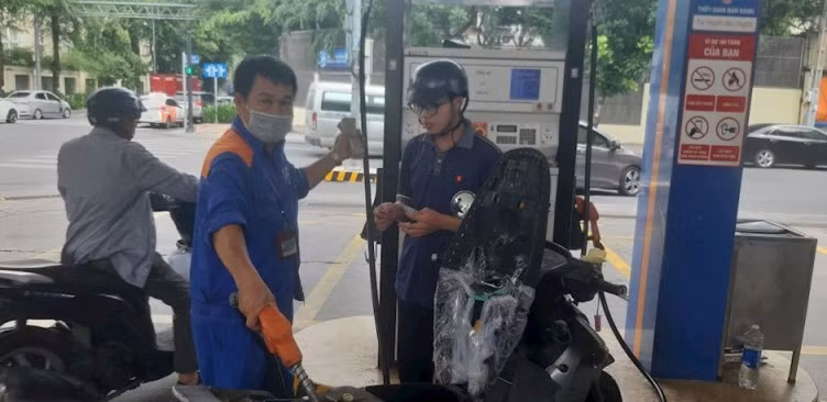 Giá xăng dầu tiếp tục giảm ảnh 1 Giá xăng dầu tiếp tục giảm ảnh 1