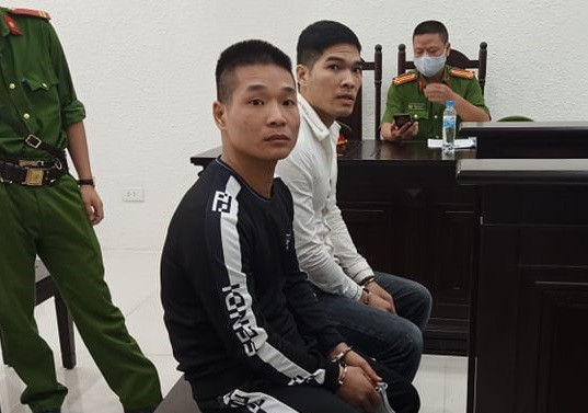 Hai bị cáo bị đưa ra xét xử tại phiên tòa.