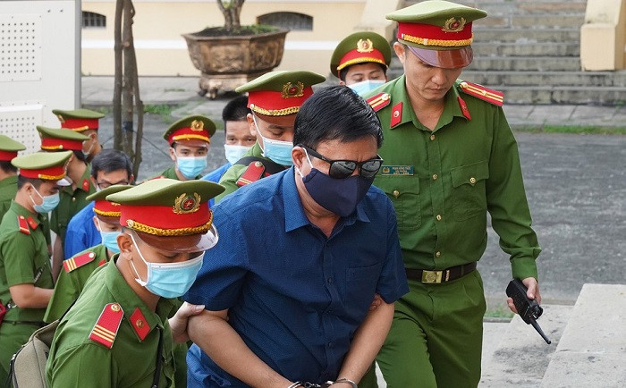 Bị cáo Đinh La Thăng bị dẫn giải tới phiên tòa.