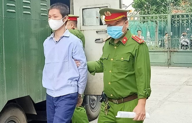 Bị cáo Nguyễn Minh Tuấn được di lý tới Tòa án Hà Nội.