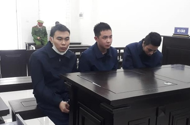 Các đối tượng lưu hành tiền giả bị đưa ra tòa xét xử.