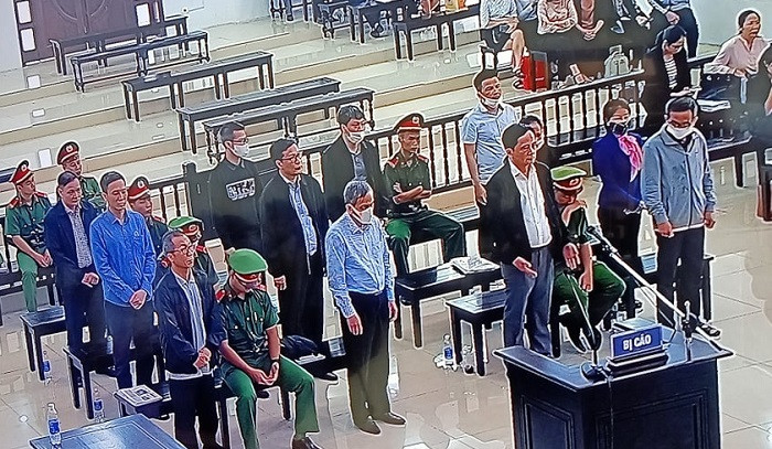 Các bị cáo khi nghe đại diện VKS luận tội.