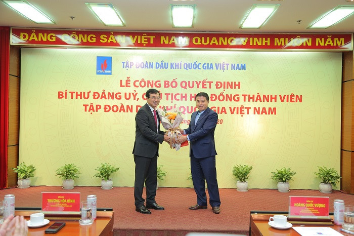 Đồng chí Y Thanh Hà Niê Kđăm, Bí thư Đảng uỷ Khối doanh nghiệp Trung ương trao Quyết định chỉ định đồng chí Hoàng Quốc Vượng giữ chức Bí thư Đảng ủy Tập đoàn Dầu khí Quốc gia Việt Nam.