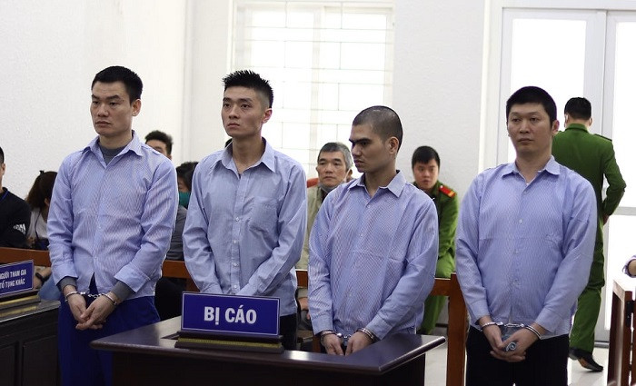 Trần Văn Khôi (ngoài cùng, bên trái) và đồng phạm tại phiên tòa. Trần Văn Khôi (ngoài cùng, bên trái) và đồng phạm tại phiên tòa.