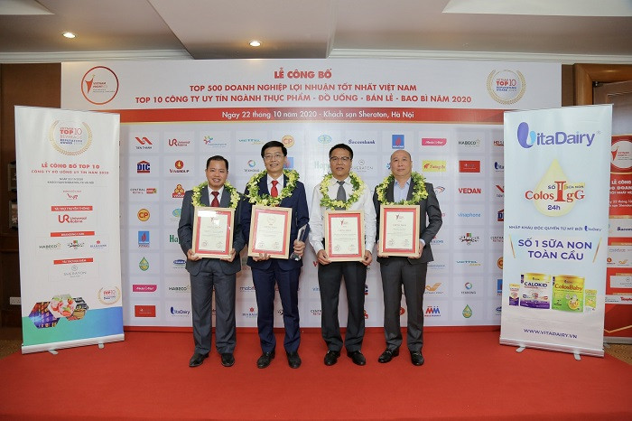 Đại diện Petrvietnam và một số đơn vị thành viên được vinh danh tại buổi lễ