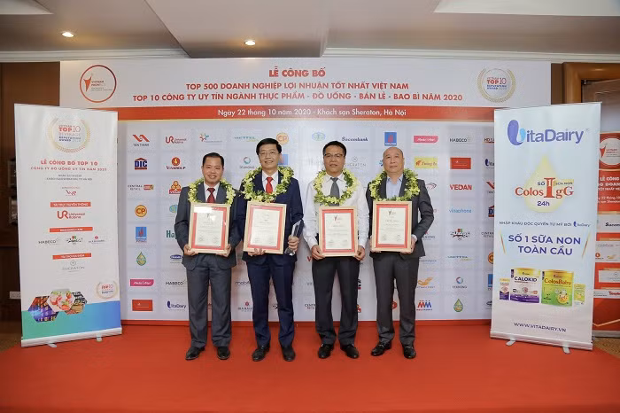 Đại diện Petrvietnam và một số đơn vị thành viên được vinh danh tại buổi lễ
