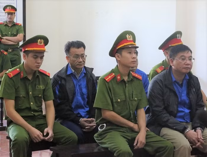 Bị cáo Nguyễn Quang Vinh (hàng sau, bên trái) tại phiên tòa phúc thẩm.