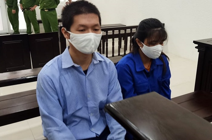 Cặp vợ chồng bạo hành bé gái 3 tuổi tử vong bị đưa ra xét xử.