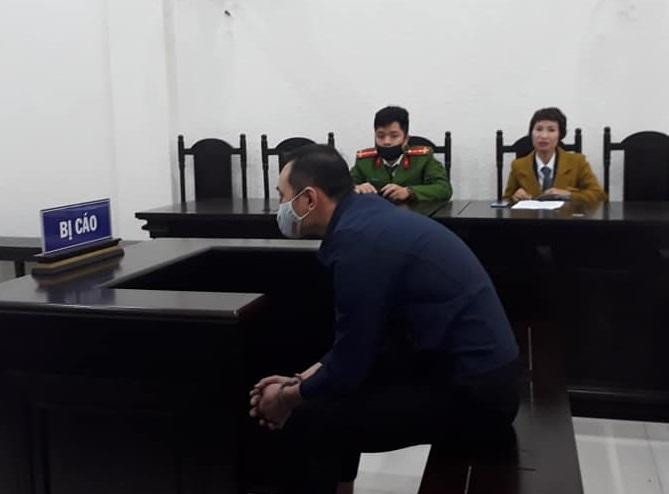 Phạm Văn Thắng bị đưa ra xét xử tại phiên tòa. Phạm Văn Thắng bị đưa ra xét xử tại phiên tòa.