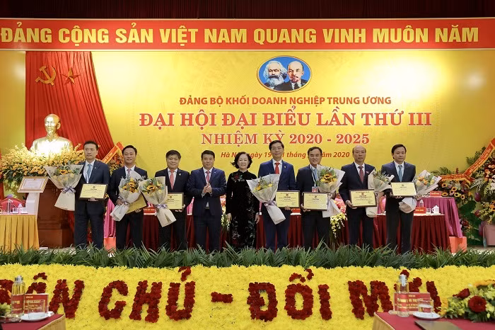 Đồng chí Trương Thị Mai, Ủy viên Bộ Chính trị, Bí thư Trung ương Đảng, Trưởng ban Dân vận Trung ương trao biểu trưng vinh danh các công trình tiêu biểu chào mừng Đại hội đại biểu toàn quốc lần thứ XIII của Đảng