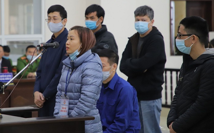 Bị cáo Hoàng Kim Thư (cựu Kế toán trưởng CDC Hà Nội) và các bị cáo liên quan.