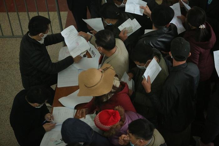 Hàng trăm bị hại trong vụ xếp hàng làm thủ tục vào tham dự phiên tòa.