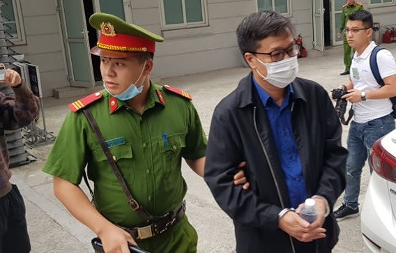 Bị cáo trong vụ án bị dẫn giải tới phiên tòa trong ngày đầu xét xử vụ án. Bị cáo trong vụ án bị dẫn giải tới phiên tòa trong ngày đầu xét xử vụ án.